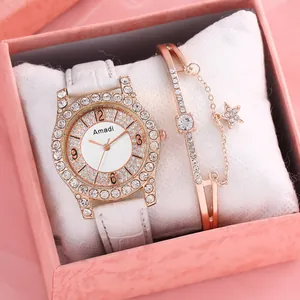 Dettaglio del set orologio con strass e bracciale a stella in confezione regalo rosa