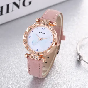 Montre à quartz rose avec cadran papillon et boîtier or rose sur fond pailleté