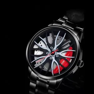 Détail du cadran de montre jante de voiture avec disque et étrier de frein rouge