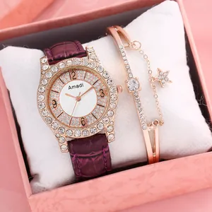 Primo piano dell'orologio in pelle viola Amadi e bracciale a stella con strass