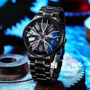 Détail de la montre style jante de voiture noire avec étrier de frein bleu sport