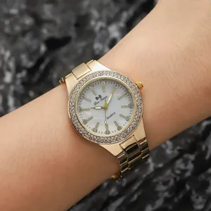 Orologio da donna al quarzo dorato con lunetta in strass e quadrante bianco al polso