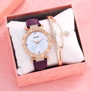 Gros plan sur la montre Amadi violette et le bracelet étoile en boîte cadeau