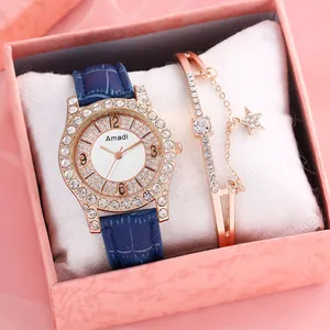 Dettaglio del set orologio da donna e bracciale a stella in una confezione regalo