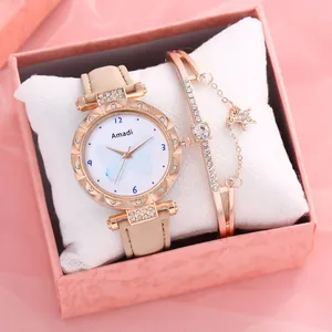Détail d'une montre à quartz pour femme avec cadran papillon et bracelet étoile en coffret