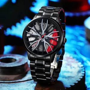 Détail du cadran de montre jante de voiture avec étrier rouge et bracelet en acier noir