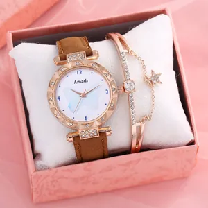 Détail d'une montre papillon or rose et bracelet dans une boîte cadeau rose