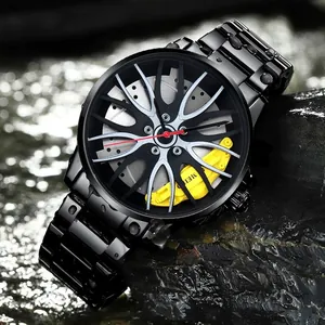 Vue macro d'une montre homme avec cadran jante 3D sur fond de roches sombres humides