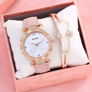 Gros plan sur une montre à quartz femme et un bracelet étoile or rose dans un coffret