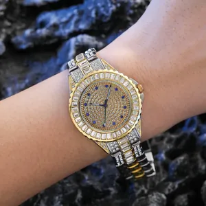 Montre de luxe pour femme sertie de strass en acier bicolore et gemmes bleues