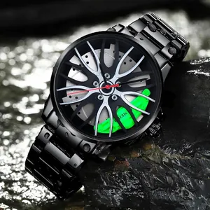 Détail du cadran de montre roue de course avec étrier vert et bracelet en acier noir