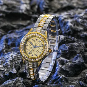 Montre de luxe bicolore sertie de diamants avec cadran doré et index en pierre bleue