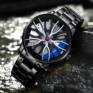 Détail du cadran de montre jante de voiture noire avec étrier bleu et aiguille rouge