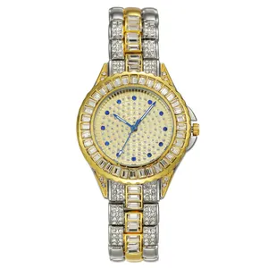 Montre femme bicolore élégante avec lunette en cristal et index diamants bleus sur cadran diamants
