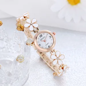 Orologio al quarzo da donna in oro rosa con bracciale floreale e quadrante a petali
