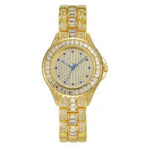 Montre dorée de luxe pour femme avec pavage de cristaux et cadran à accents bleus