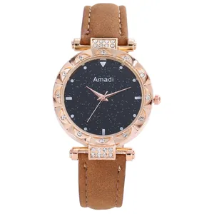 Primer plano del reloj de cuarzo Amadi cielo estrellado con caja de oro rosa
