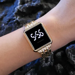 Montre numérique LED carrée minimaliste pour femme avec bracelet en métal doré