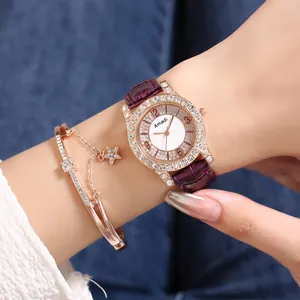 Dettaglio dell'orologio in oro rosa con cinturino in pelle viola e ghiera di cristalli