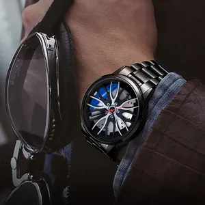 Détail du cadran 3D en forme de jante avec étriers bleus et bracelet en acier noir
