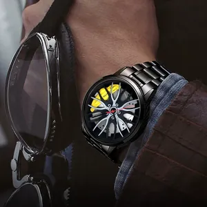 Détail du cadran de jante de voiture avec étrier jaune sur montre en acier noir