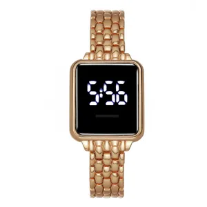 Montre numérique LED or rose avec boîtier métallique rectangulaire et bracelet à maillons