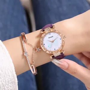 Détail d'une montre en or rose et d'un ensemble de bracelets à pendentif