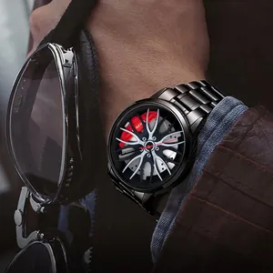 Détail d'une montre pour homme avec cadran 3D en forme de jante et étrier de frein rouge
