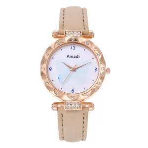 Vue détaillée d'une montre à quartz or rose avec lunette en cristal et bracelet beige
