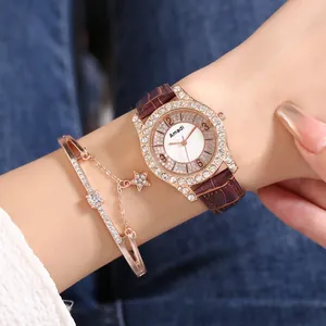 Dettaglio del set orologio in oro rosa con strass e bracciale con stella al polso
