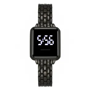 Montre LED carrée noire avec bracelet métallique à maillons galets pour femme