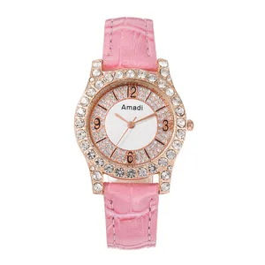 Dettaglio del cinturino in pelle rosa e della lunetta con cristalli e quadrante romano