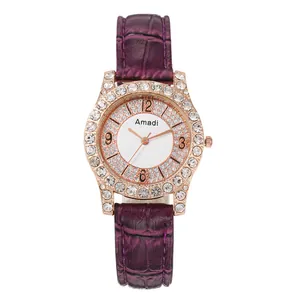 Dettaglio della cassa oro rosa con lunetta in cristallo e cinturino in pelle viola