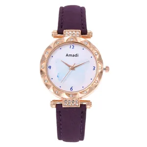 Détail d'une montre or rose avec lunette en cristal, cadran papillon et bracelet violet