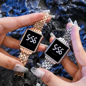 Montre Numérique LED Rétro pour Femme avec Bracelet en Acier Cadran Carré Bracelet de Mode Décontractée Montre-Bracelet Électronique