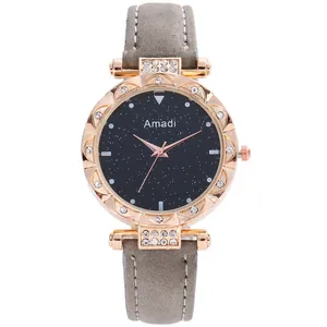 Primer plano reloj Amadi mujer esfera negra estrellada y bisel de oro rosa con cristales