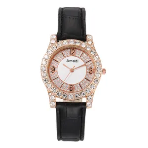 Dettaglio del quadrante oro rosa con castoni in cristallo e cinturino in pelle nera