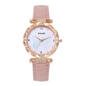 Vue détaillée d'une montre en cuir rose avec cadran papillon et lunette or rose sertie de strass