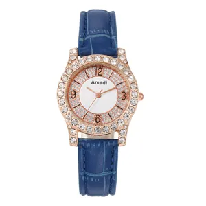Dettaglio orologio al quarzo oro rosa con strass e cinturino in pelle blu