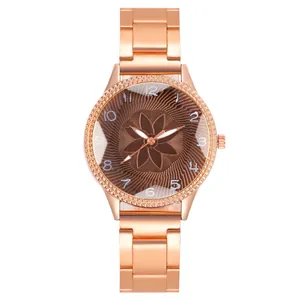 Nahaufnahme der roségoldenen Uhr mit braunem Blumenzifferblatt und Strass-Lünette
