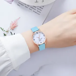 Montre femme avec bracelet en cuir bleu ciel, boîtier or rose et design de cœur romantique
