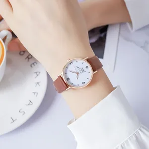Montre femme à quartz avec bracelet en cuir marron et cadran cœur en or rose chic