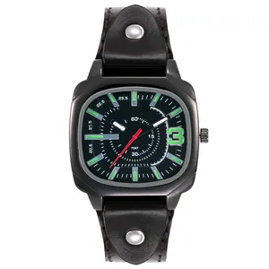 Montre homme carrée en cuir noir avec index verts et détails de rivets argentés