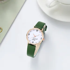 Détails de montre quartz or rose avec motif coeur et bracelet en cuir vert