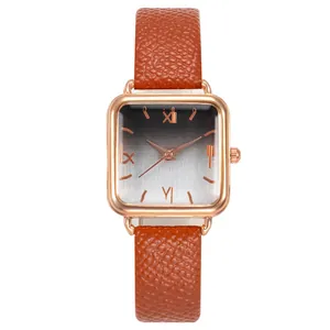 Montre femme carrée en or rose avec bracelet en cuir marron et cadran à chiffres romains