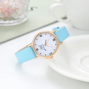 Vue détaillée d'une montre femme en or rose avec bracelet en cuir bleu clair et motif cœur