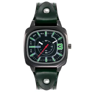 Détail du bracelet en cuir vert foncé à rivets et du boîtier de montre noir mat