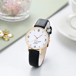 Détail d'une montre à quartz pour femme avec cadran cœur et bracelet en cuir noir