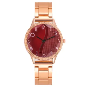 Dettaglio dell'orologio moda oro rosa con quadrante strutturato e cinturino in metallo