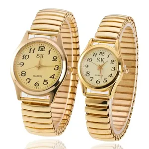 Montres de couple dorées avec bracelets métalliques élastiques et chiffres arabes sur cadran